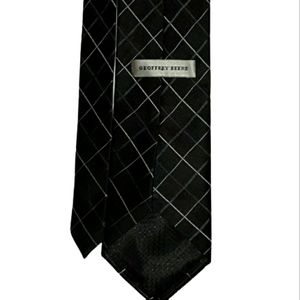 Geoffrey Beene 100% Silk Necktie
